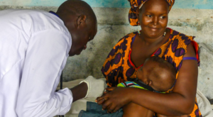 Médecin soignant un enfant au dispensaire de Téssékéré